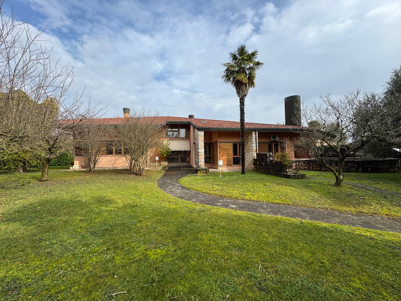Villa in vendita con giardino (VS 499)